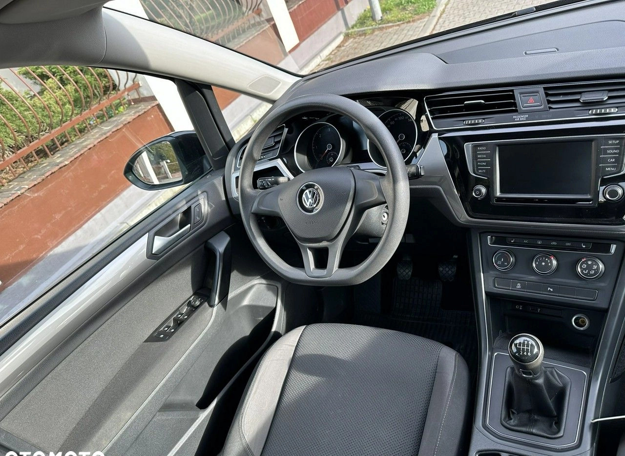 Volkswagen Touran cena 59600 przebieg: 220100, rok produkcji 2017 z Koszalin małe 232
